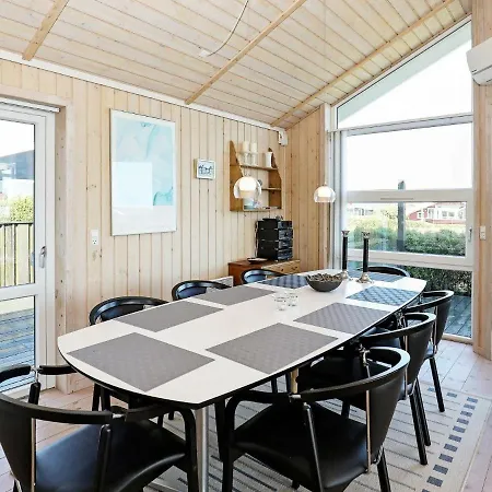 6 Person In Saeby-by Traum