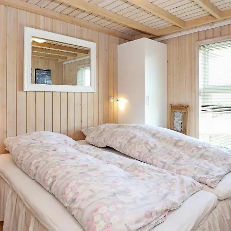 6 Person In Saeby-by Traum